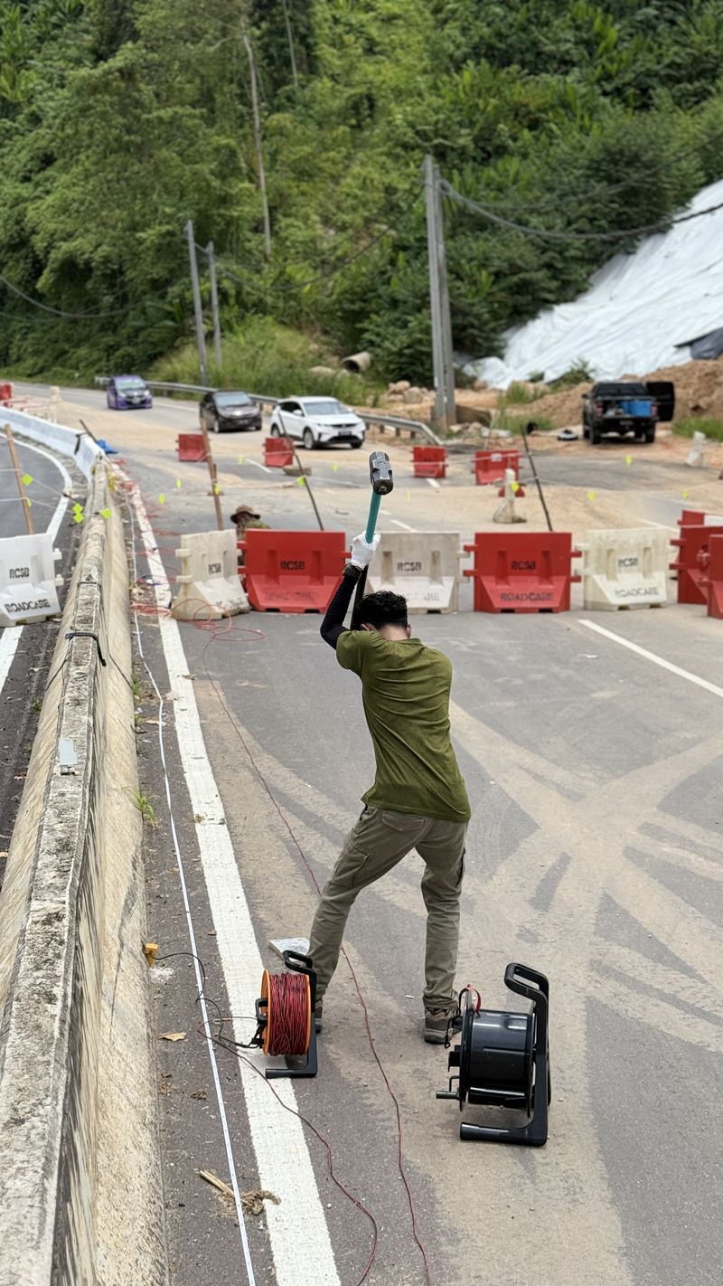 Seismic refraction survey using a sledgehammer source